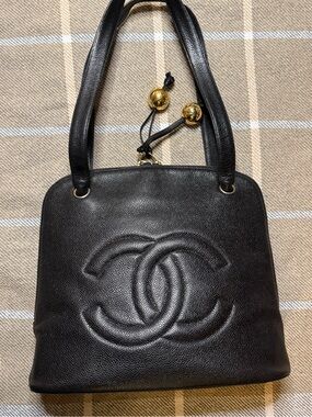 Vintage Chanel Black Caviar Leather Shoulder Bag with Gold-Tone Accents 🔥